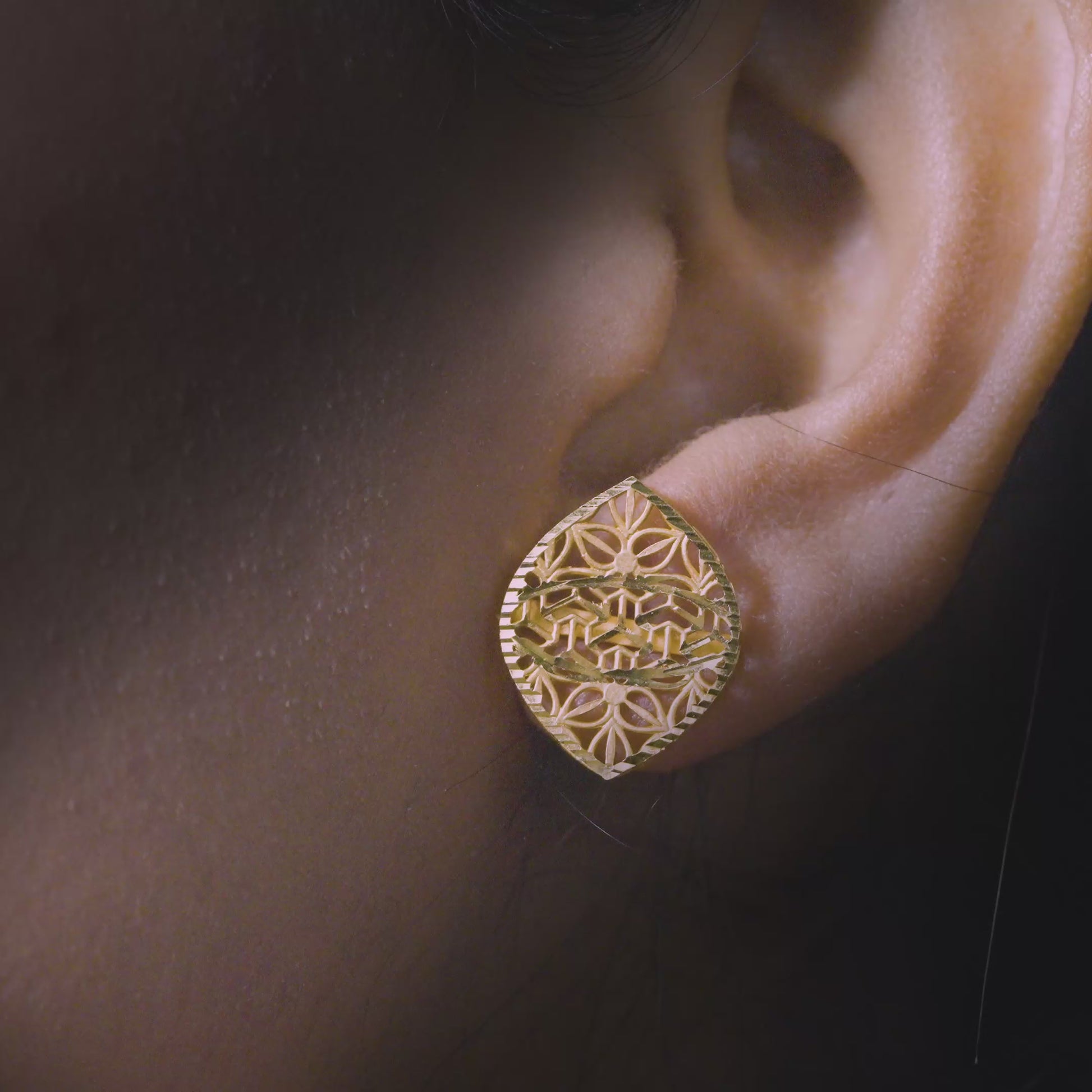 22k Yellow Gold Leaf Motif Openwork Gold Stud Earrings