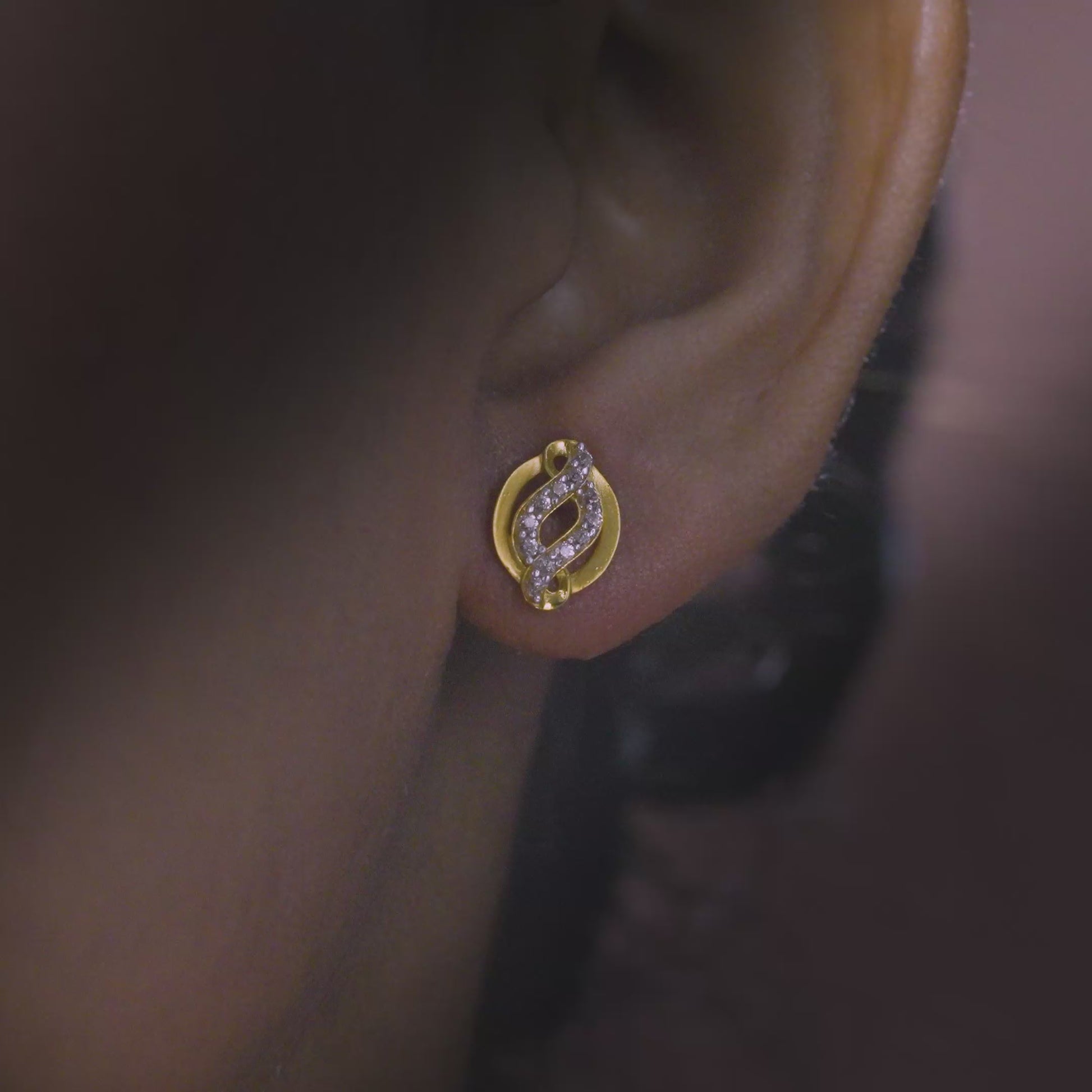 18k Yellow Gold Elegant Loop Design Pendant with Stud Earrings