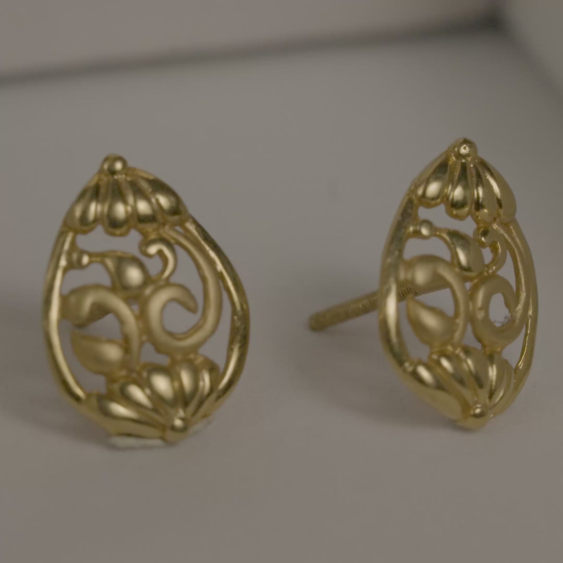 18k Yellow Gold Elegant Loop Design Pendant with Stud Earrings